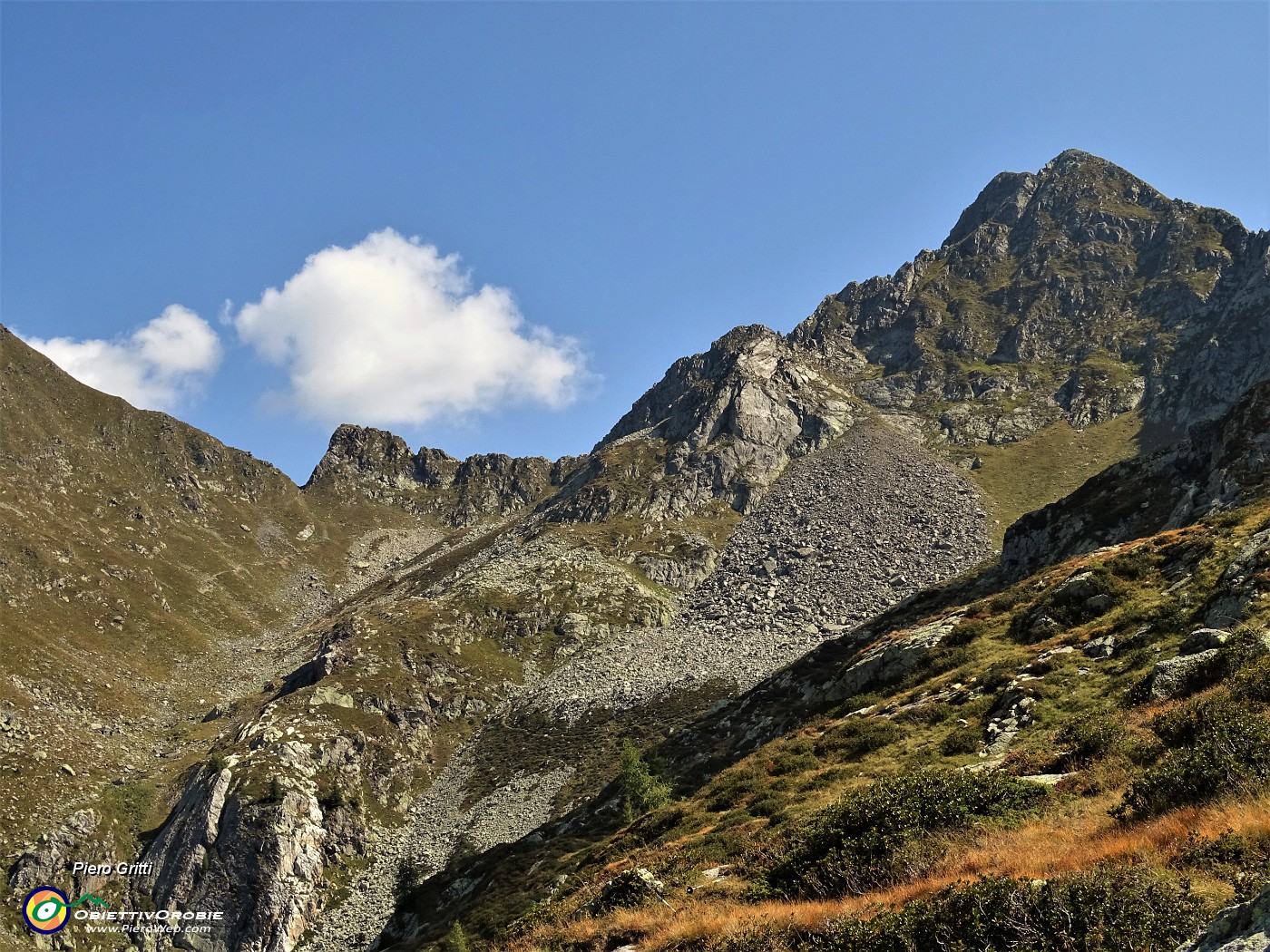 28 Zoom verso la Valle-Bocchetta dei lupi a sx e Cima Cadelle a dx.JPG